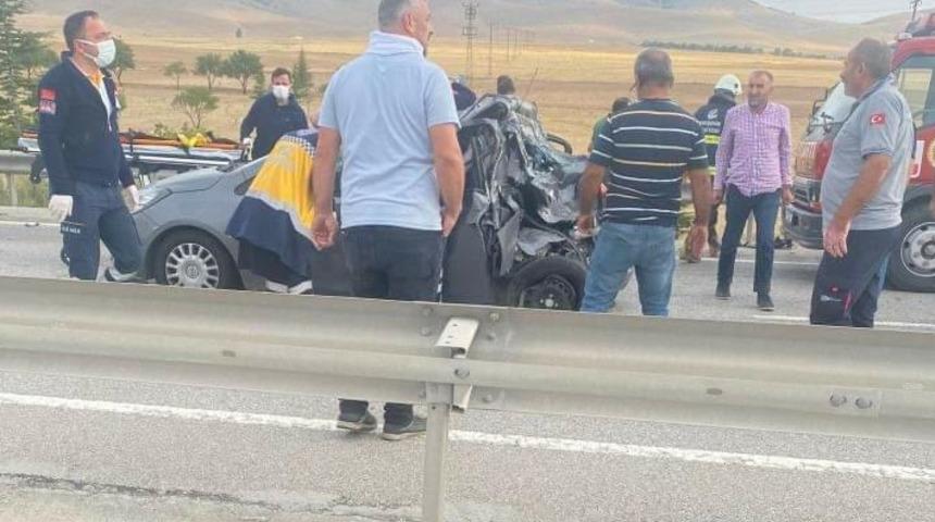 Eskişehir'de kamyonun çarptığı otomobildeki 1 kişi öldü, 3 kişi yaralandı