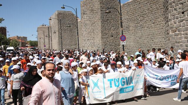 Diyarbakır'da TÜGVA Yaz Okulu Projesi kapsamında yürüyüş düzenlendi