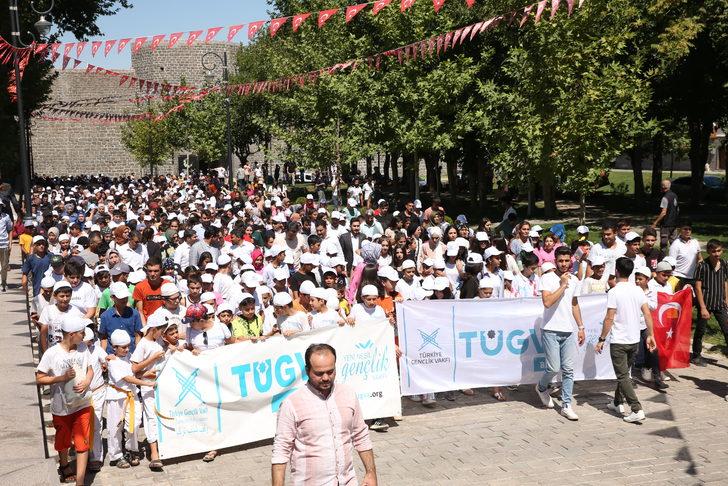 Diyarbakır'da TÜGVA Yaz Okulu Projesi kapsamında yürüyüş düzenlendi G2