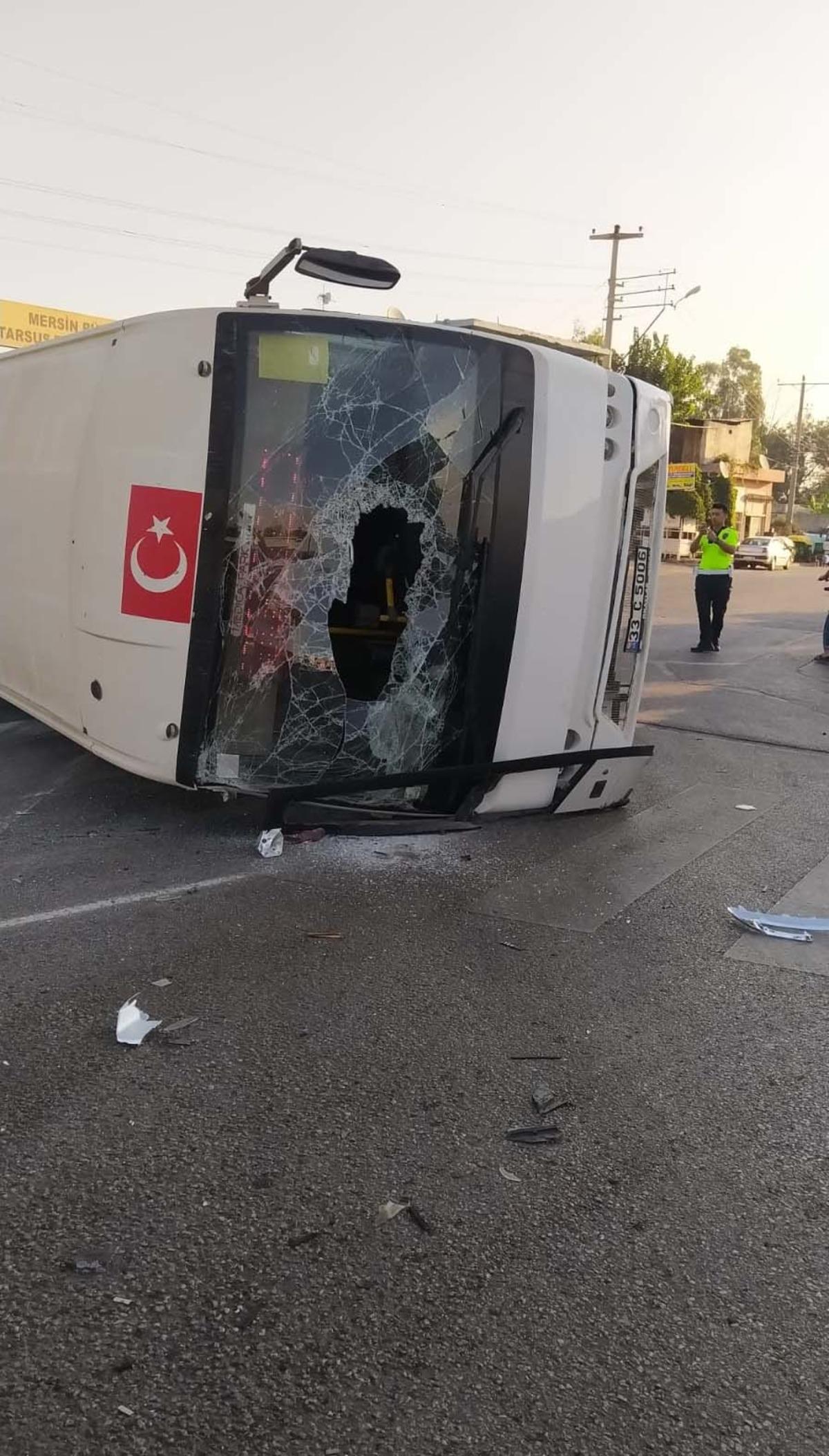 Mersin'de otomobille &ccedil;arpışan halk otob&uuml;s&uuml; devrildi, 2 kişi yaralandı
