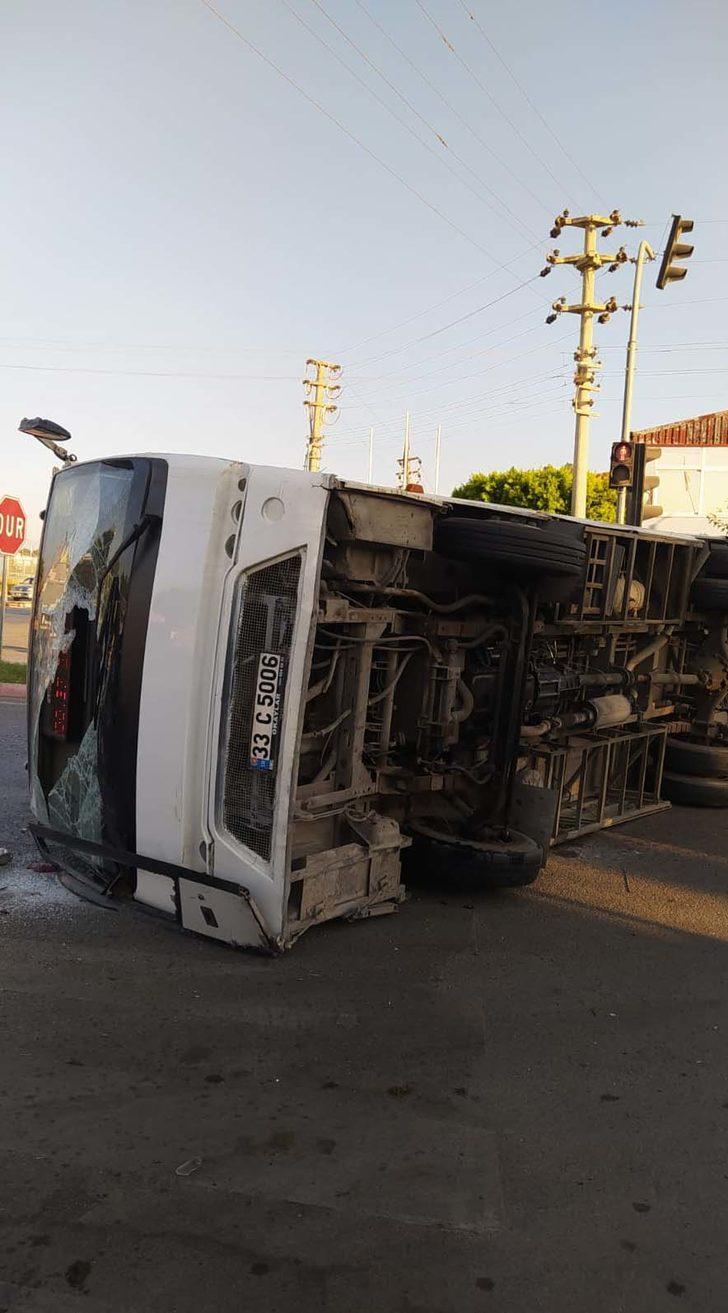 Mersin'de otomobille çarpışan halk otobüsü devrildi, 2 kişi yaralandı G2