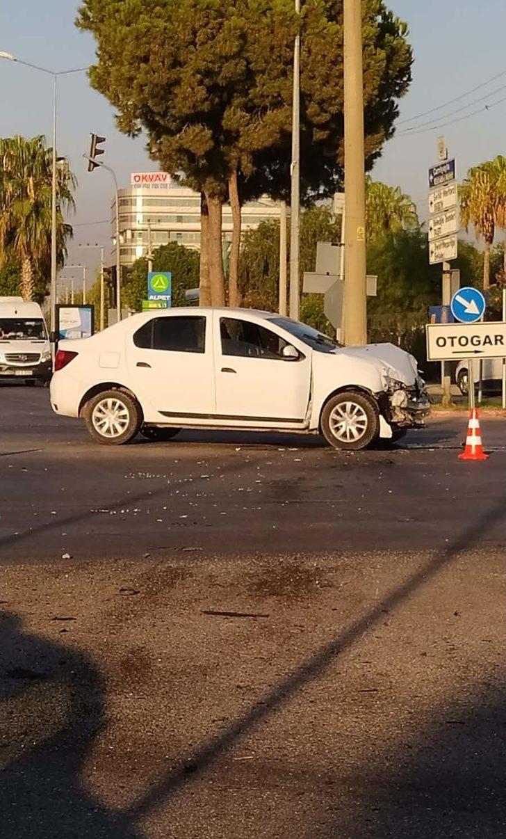 Mersin'de otomobille çarpışan halk otobüsü devrildi, 2 kişi yaralandı G3