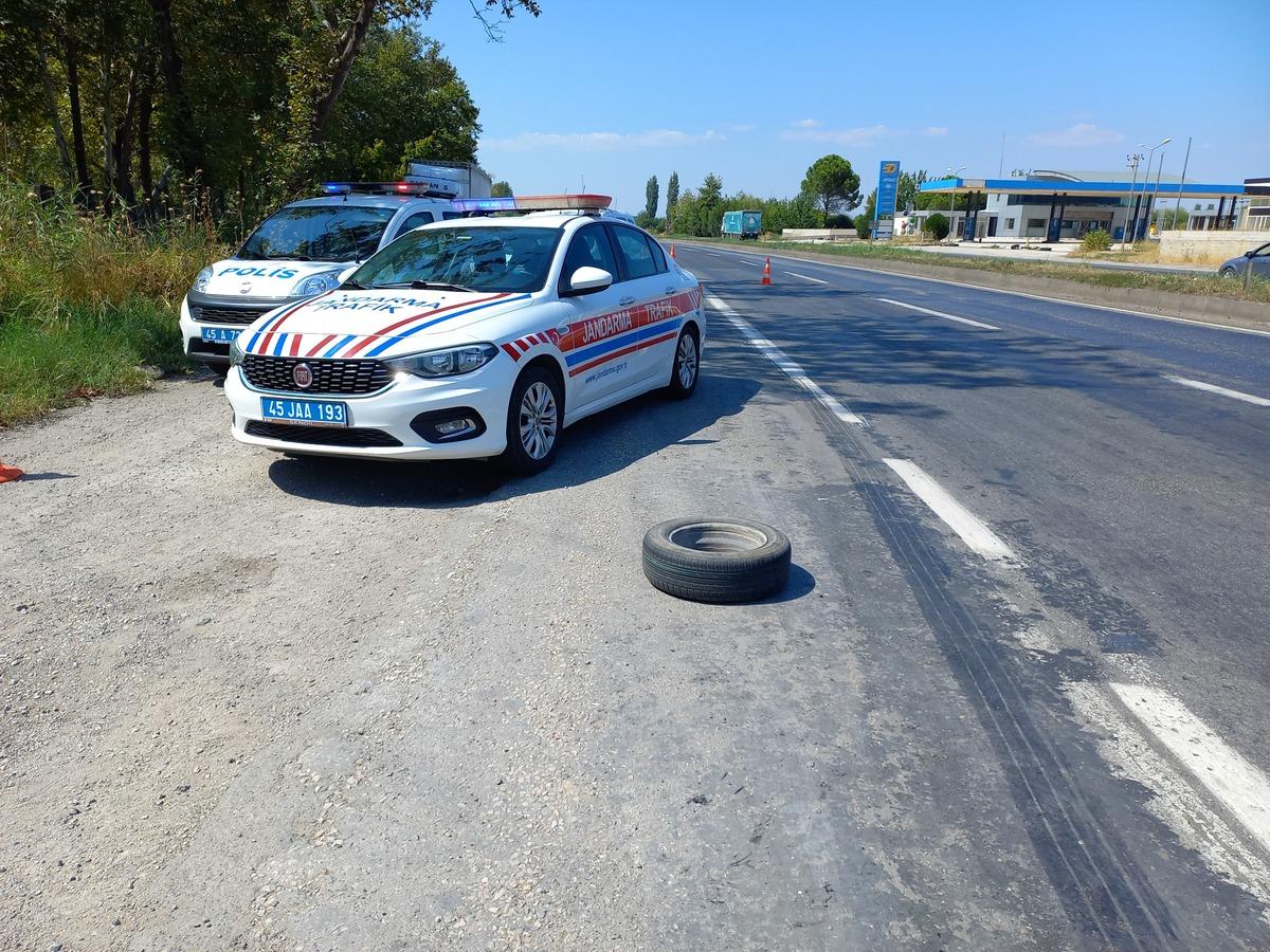 Manisa'da otomobilden fırlayan lastiğin isabet ettiği polis memuru yaralandı