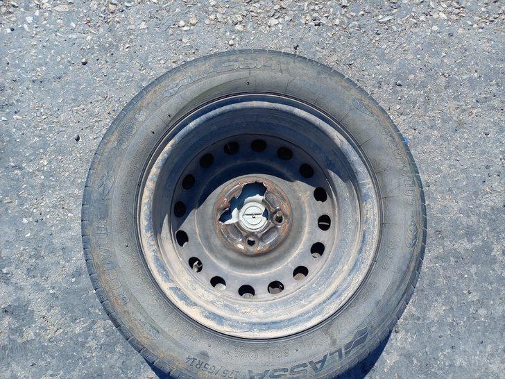 Manisa'da otomobilden fırlayan lastiğin isabet ettiği polis memuru yaralandı G5