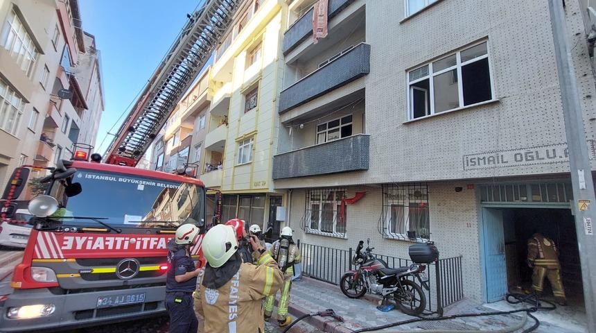 Sultangazi'de yanan binada mahsur kalan 6 kişi kurtarıldı