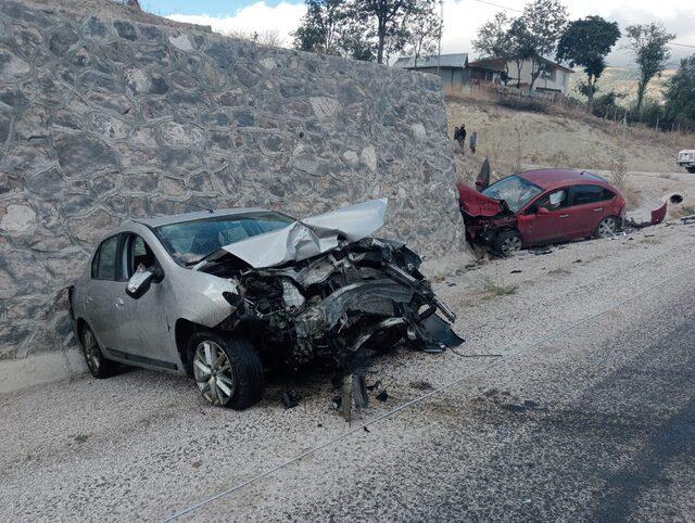 Tokat'ta iki otomobilin çarpışması sonucu 4 kişi yaralandı