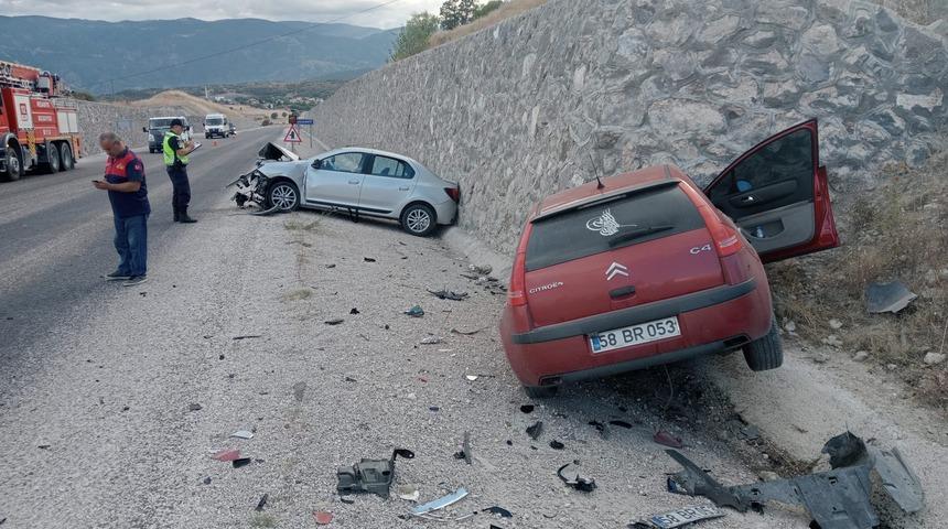 Tokat'ta iki otomobilin çarpışması sonucu 4 kişi yaralandı