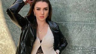 Aşk Mantık İntikam'ın Esra'sı Burcu Özberk renkli mini elbisesiyle yıktı geçti! Taş bebek