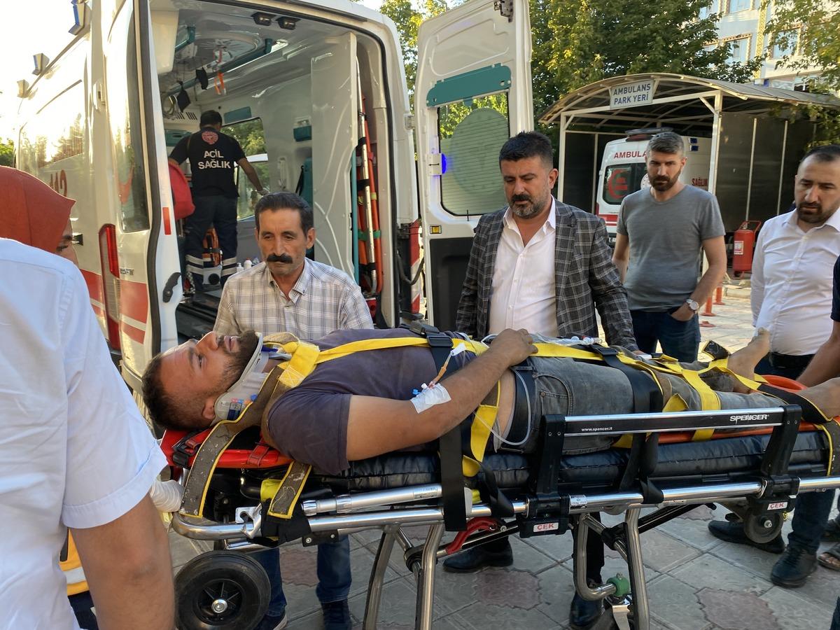 Adıyaman'da iki otomobil &ccedil;arpıştı 5 kişi yaralandı