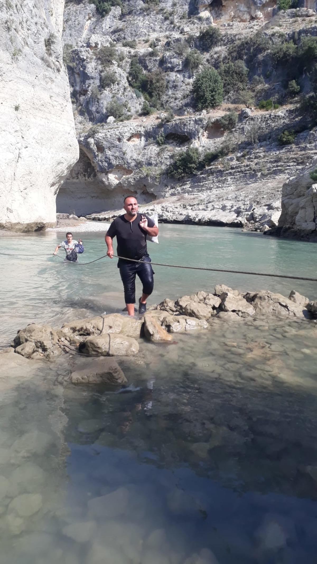 Mersin&rsquo;de suyu y&uuml;kselen &ccedil;ayda mahsur kalan 2 kişi kurtarıldı