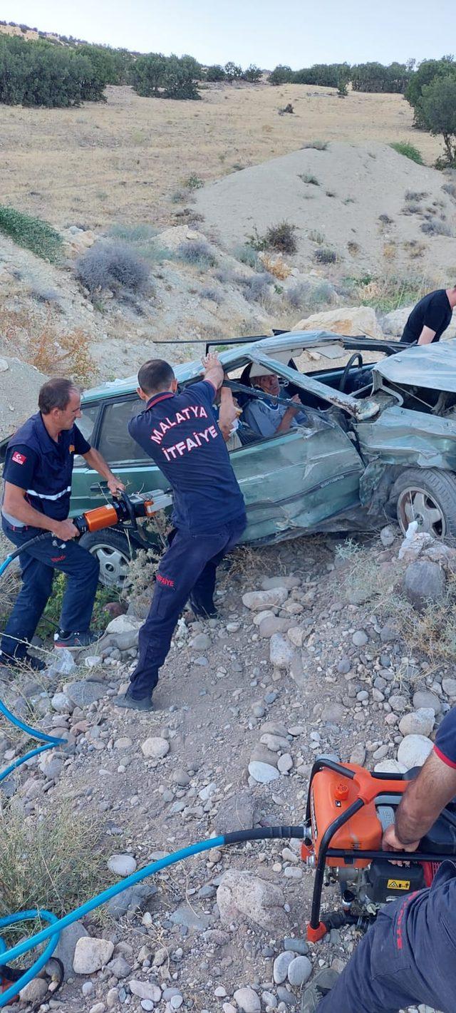 Malatya'da takla atan otomobildeki 2 kişi yaralandı