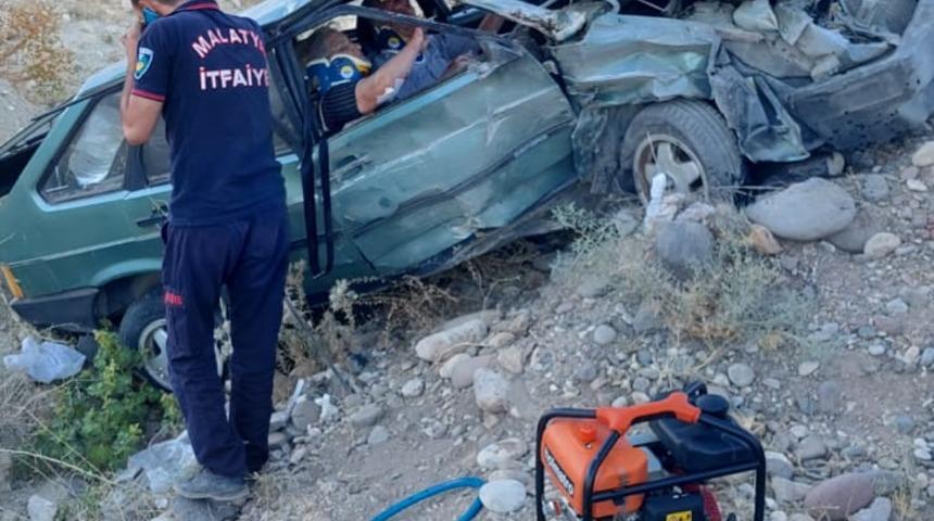 Malatya'da takla atan otomobildeki 2 kişi yaralandı