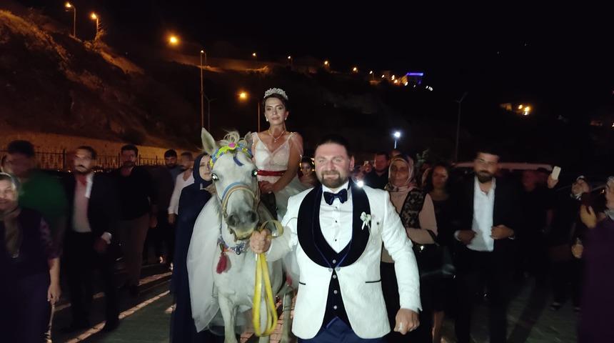 Gelin, kayınvalidesinin hayalini gerçekleştirmek için düğün yerine at üstünde geldi