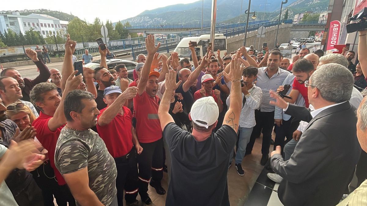 Karab&uuml;k'te maaşlarına zam alan iş&ccedil;iler davul zurna eşliğinde eğlendi