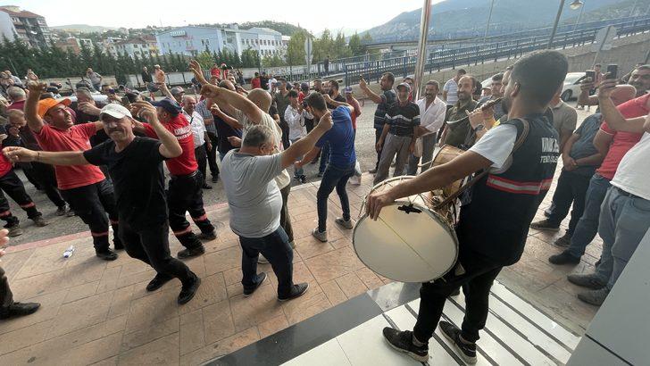 Karabük'te maaşlarına zam alan işçiler davul zurna eşliğinde eğlendi G4