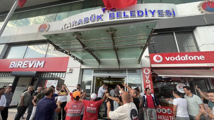 Karabük'te maaşlarına zam alan işçiler davul zurna eşliğinde eğlendi G5