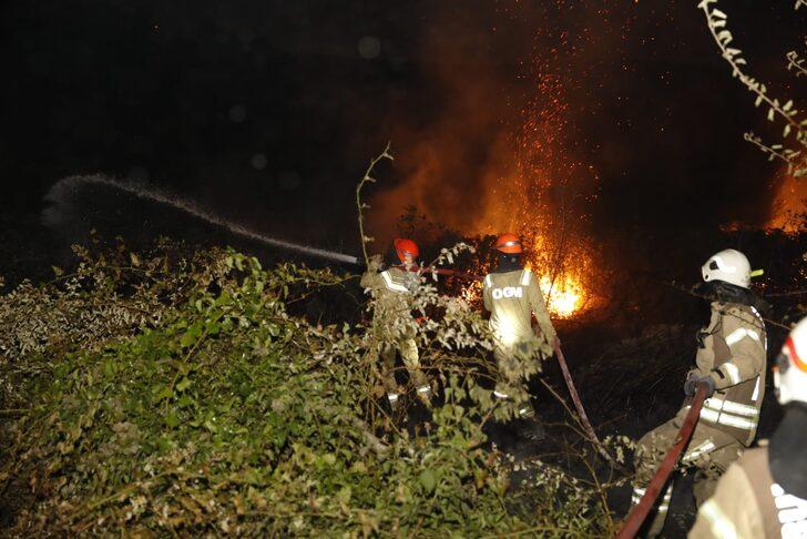 Arnavutköy'de ormanlık alanda çıkan yangına müdahale ediliyor G4