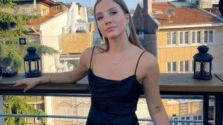 Selena'nın Nazlı'sı Dilara Kurtulmuş mini etekli poz verdi! 