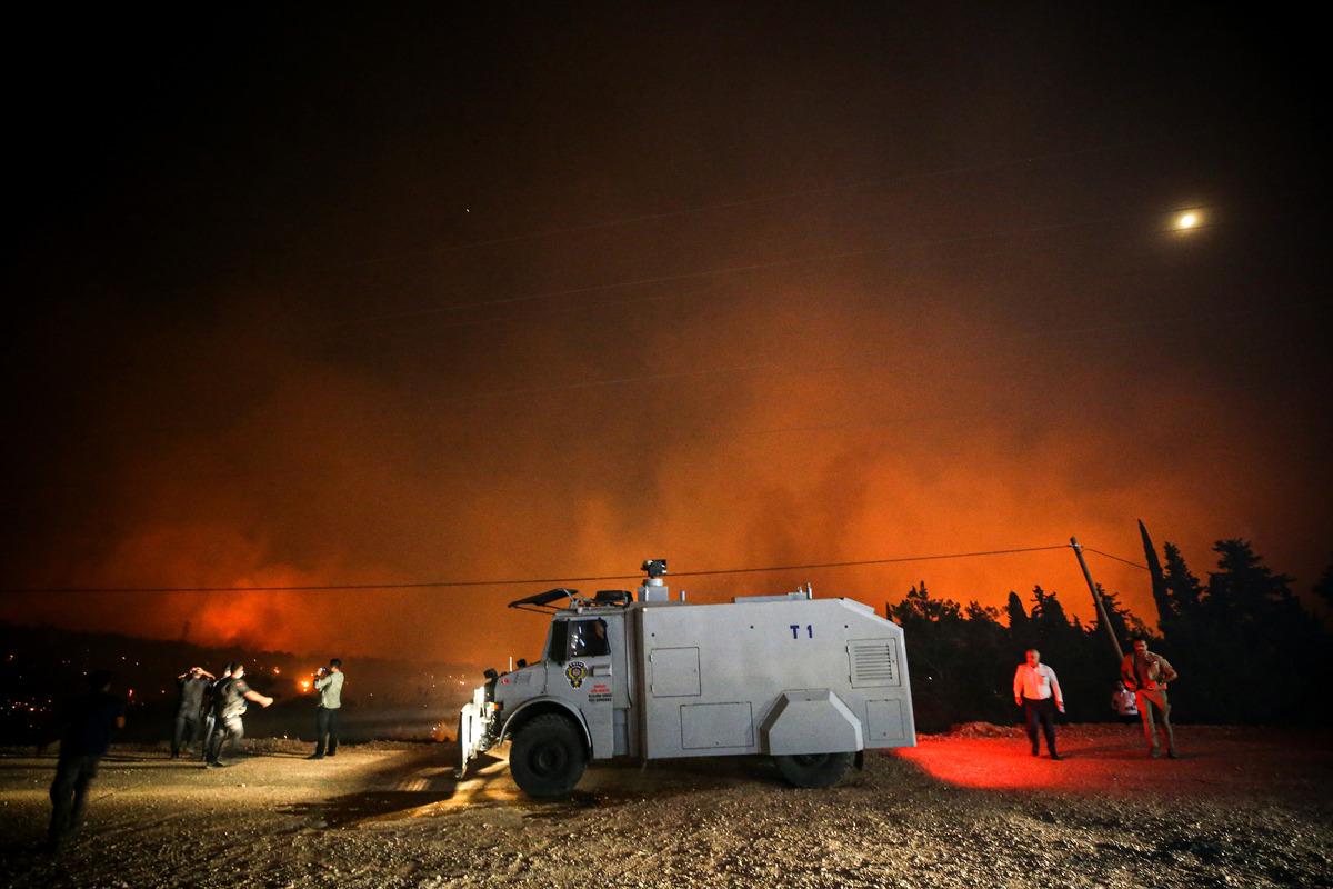 Mersin'deki orman yangınına m&uuml;dahale s&uuml;r&uuml;yor