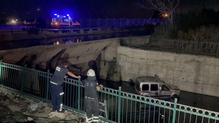 Adana'da dereye düşen kamyonetin sürücüsü yaralandı G3