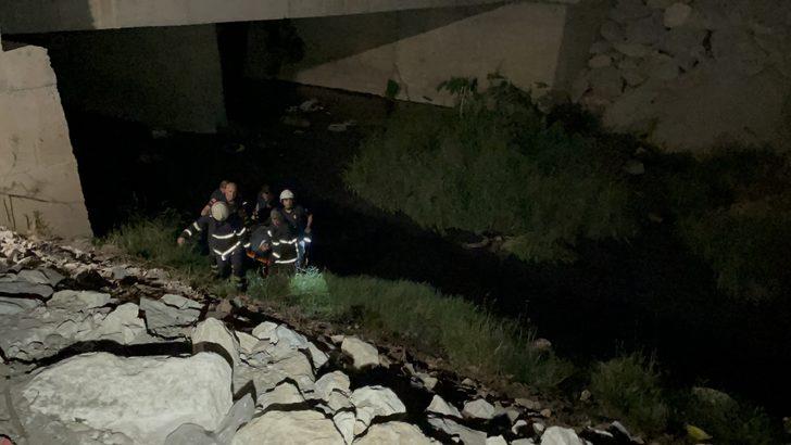 Adana'da dereye düşen kamyonetin sürücüsü yaralandı G4