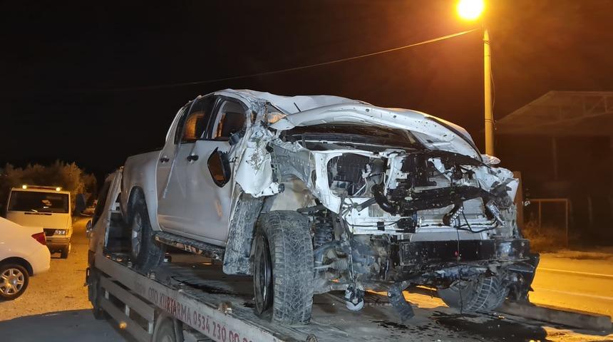 Bursa'da refüje çarpan otomobilin sürücüsü yaşamını yitirdi