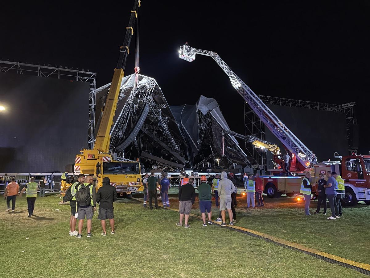 G&Uuml;NCELLEME - İzmir'de &ccedil;&ouml;ken sahnenin, etkinlikler ve sanat&ccedil;ı Tarkan'ın konseri i&ccedil;in kurulduğu &ouml;ğrenildi