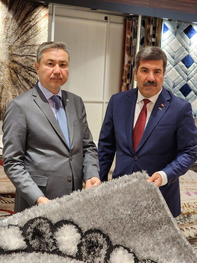 Kazakistan'ın Ankara Büyükelçisi Sapiyev, Güneydoğulu halıcıları ziyaret etti