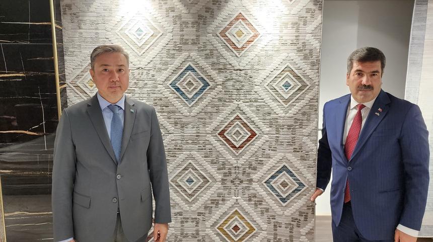 Kazakistan'ın Ankara Büyükelçisi Sapiyev, Güneydoğulu halıcıları ziyaret etti