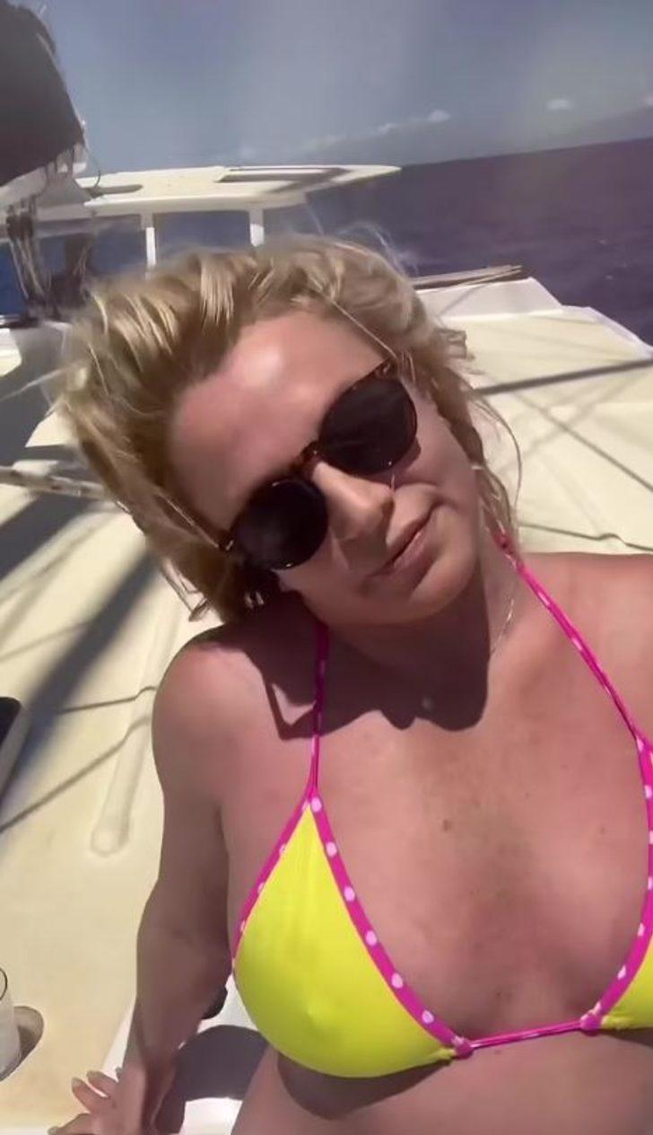 Kim ne derse desin Britney Spears geri adım atmıyor! Bikini üstünü çıkarıp yere uzandı G4