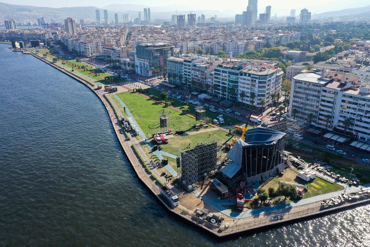 GÜNCELLEME 2 - İzmir'de Tarkan konseri için kurulurken çöken sahne kaldırılıyor G1