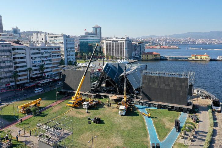 GÜNCELLEME 2 - İzmir'de Tarkan konseri için kurulurken çöken sahne kaldırılıyor G4