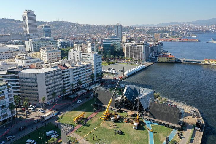 GÜNCELLEME 2 - İzmir'de Tarkan konseri için kurulurken çöken sahne kaldırılıyor G5
