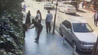 Eşini sokak ortasında tekme tokat dövdü! Dehşet anları kamerada