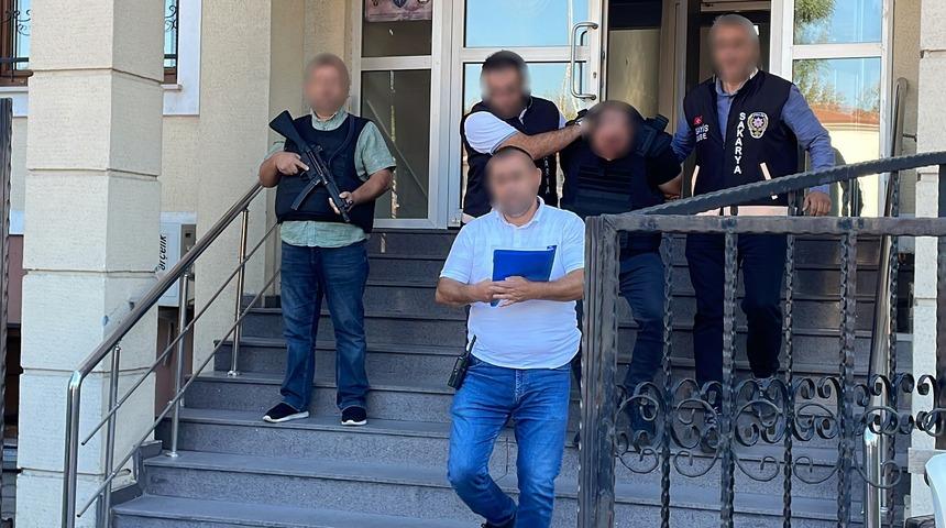 Sakarya'da boşanma davaları öncesi eşini bıçakla ağır yaralayan şüpheli adliyede