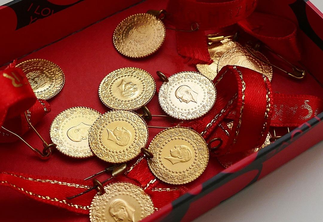 Gram altın bir aşağı bir yukarı! Kafaları karıştıran hareketlilik... Piyasa uzmanı a&ccedil;ıkladı: Altında d&uuml;ş&uuml;ş devam edecek mi? 