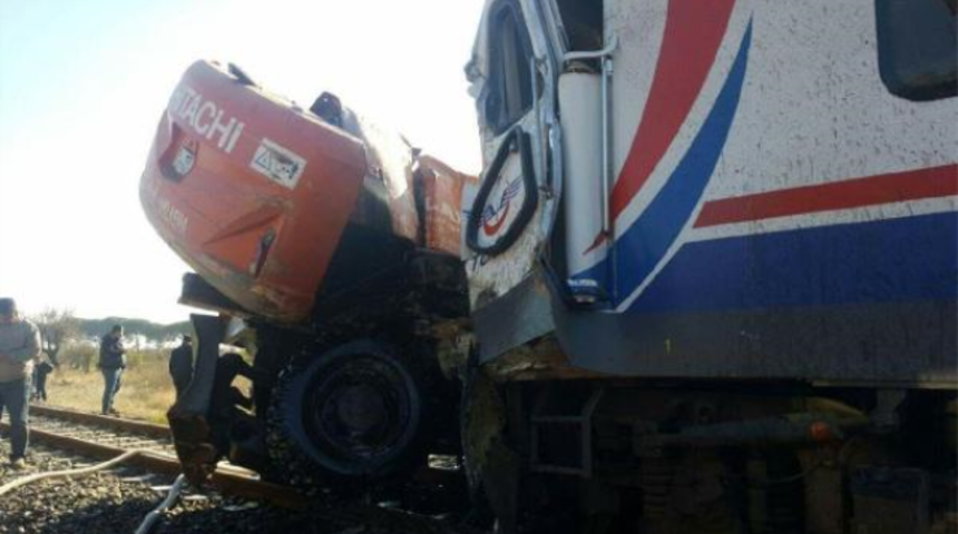 İzmir'de Feci Kaza Ortalık Kan G&ouml;l&uuml;ne D&ouml;nd&uuml;!