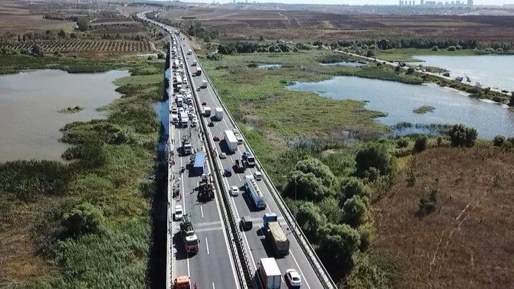 SON DAKİKA | İstanbul'da feci kaza: TEM Otoyolu'nu kilitlendi! TIR ikiye bölündü, sürücü göle uçtu G3