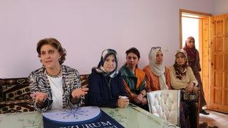 Doktor ve kadınlar meme kanserinde erken tanı farkındalığı için kırsalda mesaide