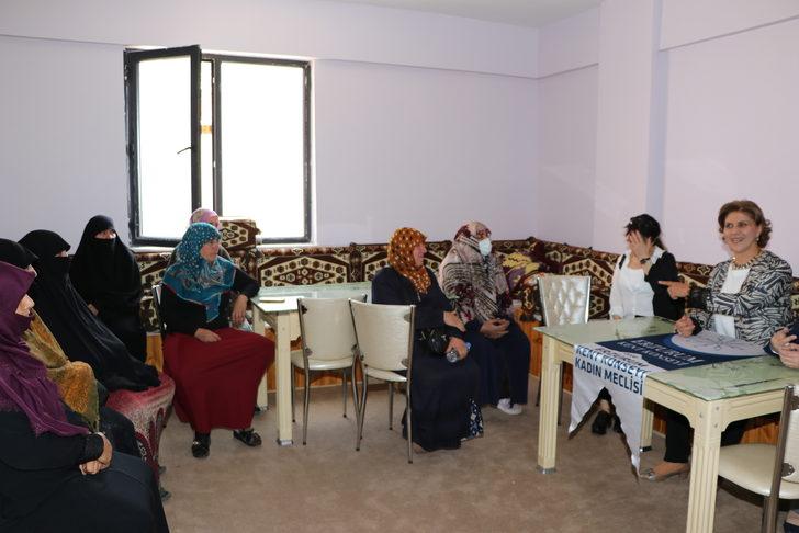 Doktor ve kadınlar meme kanserinde erken tanı farkındalığı için kırsalda mesaide G3