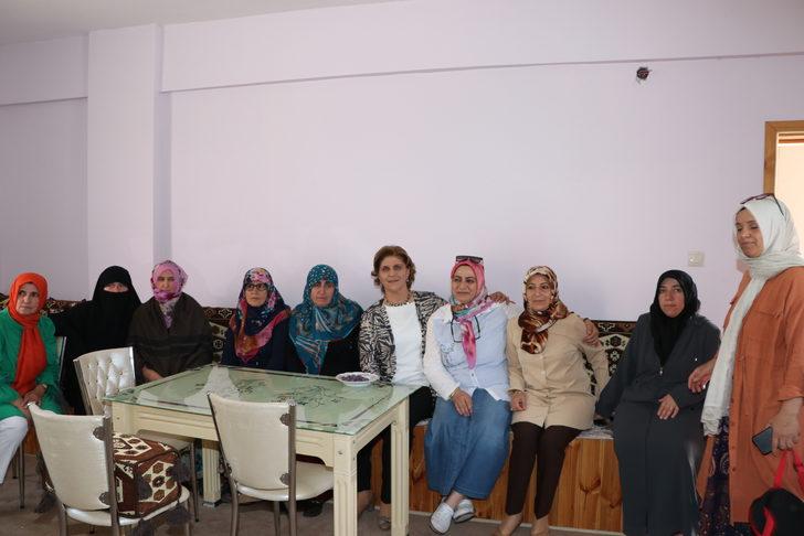 Doktor ve kadınlar meme kanserinde erken tanı farkındalığı için kırsalda mesaide G4