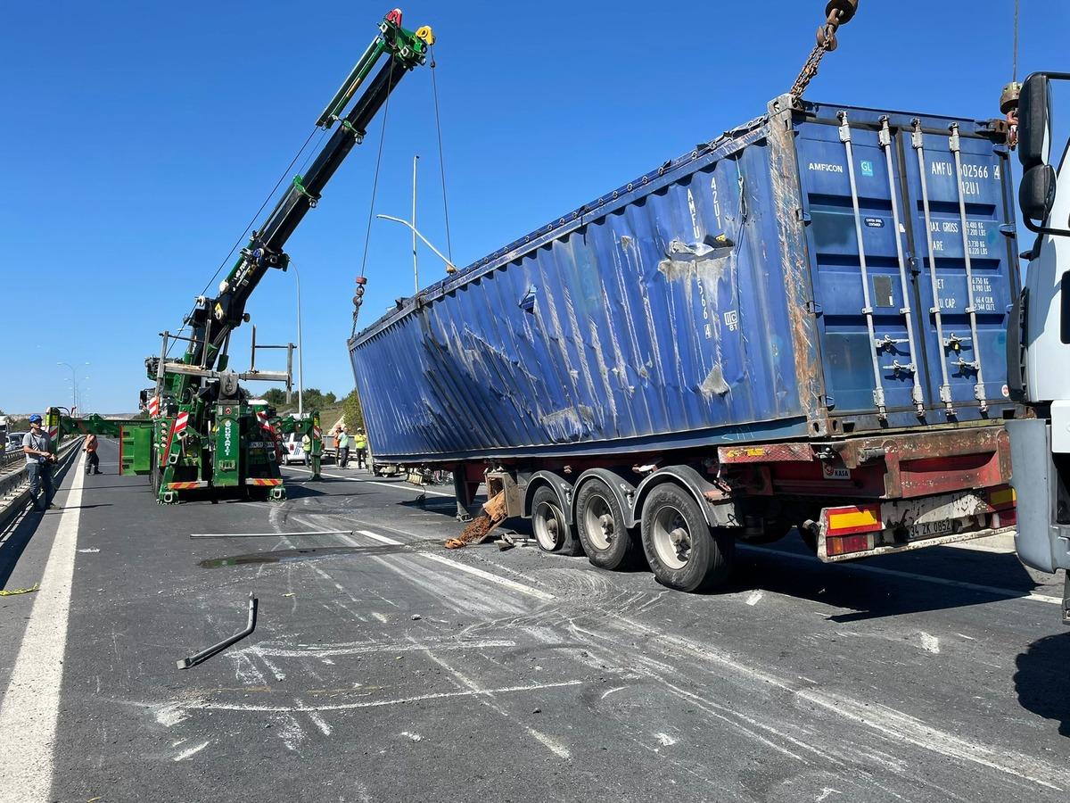 B&uuml;y&uuml;k&ccedil;ekmece'de kaza yapan &ccedil;ekici viyad&uuml;kten d&uuml;şt&uuml;