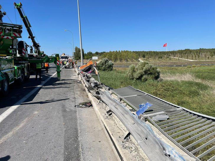 Büyükçekmece'de kaza yapan çekici viyadükten düştü G3