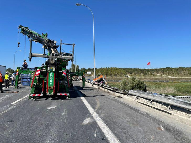 Büyükçekmece'de kaza yapan çekici viyadükten düştü G4