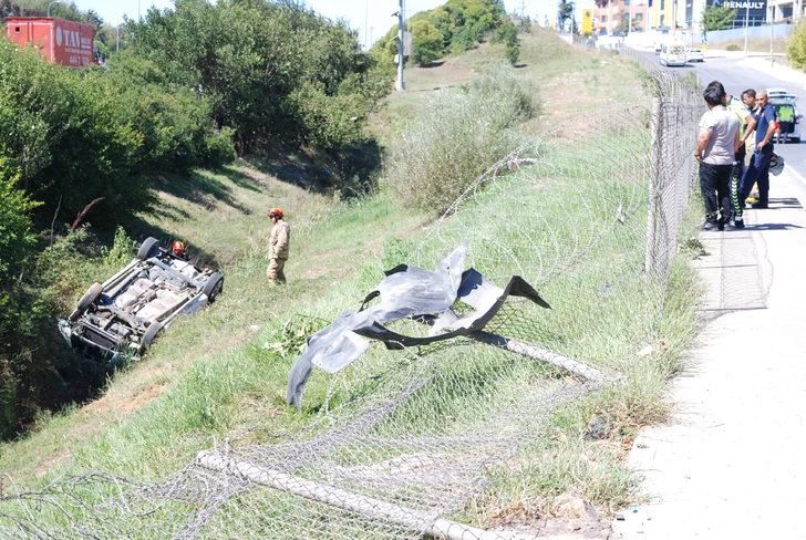 Sancaktepe'de devrilen otomobildeki anne ve oğlu yaralandı G3