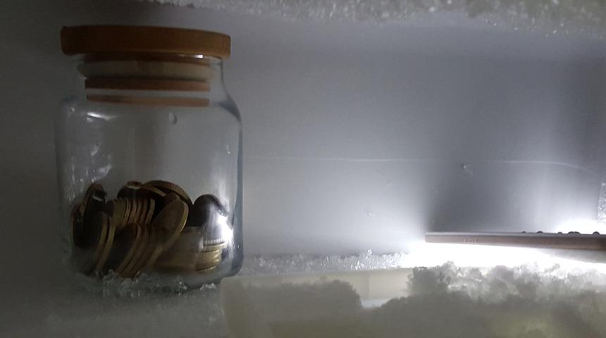 Hayat kurtaran y&ouml;ntem: Buzdolabına bozuk para koyun ve olacakları bekleyin