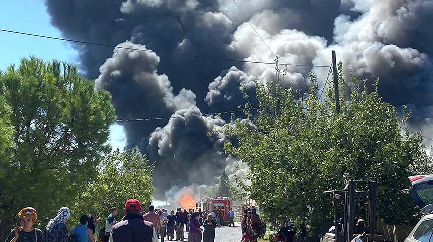Manisa'da fabrikada yangın! Alevler kısa sürede büyüdü
