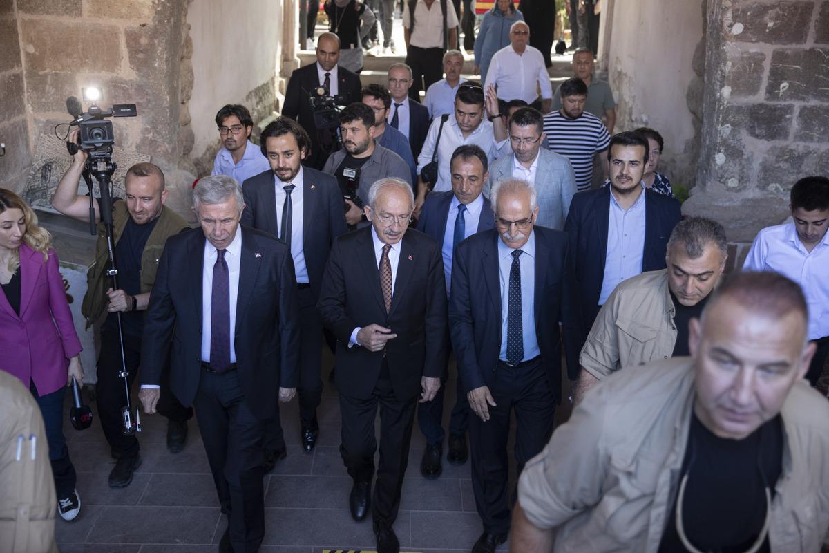 CHP Genel Başkanı Kılı&ccedil;daroğlu, Nallıhan'da esnafı ziyaret etti