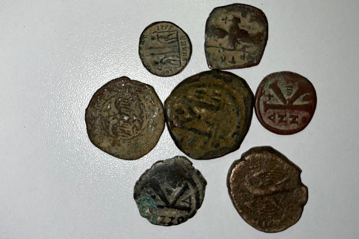 Elazığ'da 470 tarihi sikke satmak isteyen ş&uuml;pheli su&ccedil;&uuml;st&uuml; yakalandı