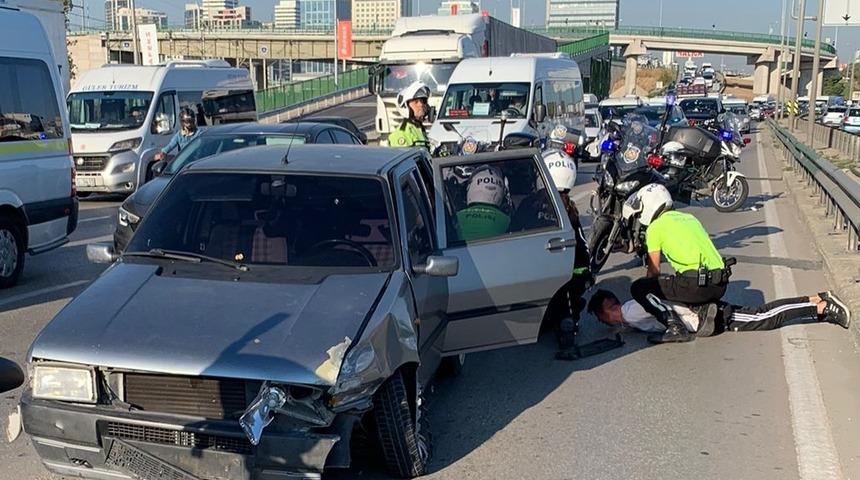 Bursa'da çalıntı otomobille polisten kaçarken kaza yapan 3 zanlı yakalandı
